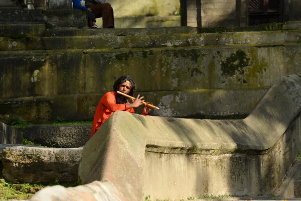 Святой садху поет на флейте в Пашупатинатхе, Непал — стоковое фото