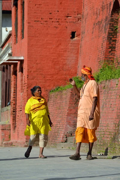 Szabóné ember, a Szent Hindu templom Pashupatinath. Nepál — Stock Fotó