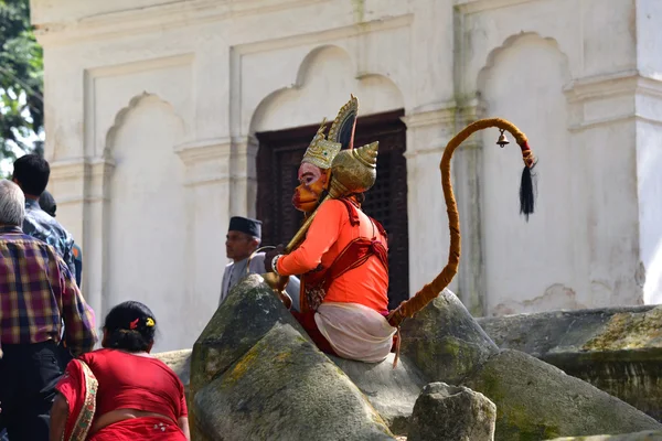 Sádhu muž na Svaté hinduistický chrám Pashupatinath. Nepál — Stock fotografie