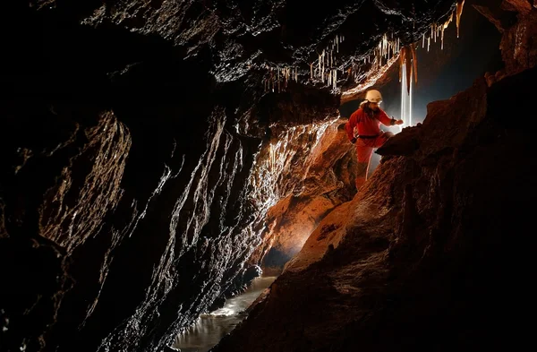 Пещерный исследователь, спелеолог, изучающий подземные — стоковое фото