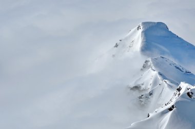 güzel kış dağlar karla kaplı güneşli bir günde