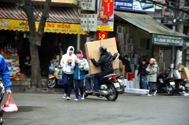 hanoi, vietnam trafikte kalabalık scooter