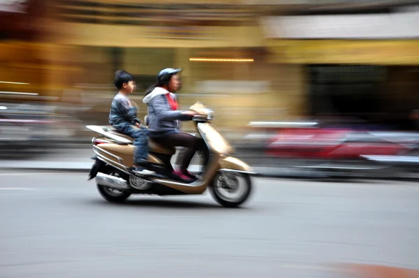 Lalu lintas skuter ramai di Hanoi, Vietnam — Stok Foto