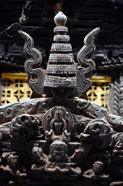 Detalhes de madeira esculpidos em uma porta do templo nepalês — Fotografia de Stock