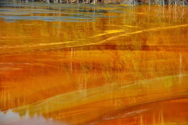 Contaminazione delle acque di miniera a Geamana, vicino a Rosia Montana, Romania — Foto Stock