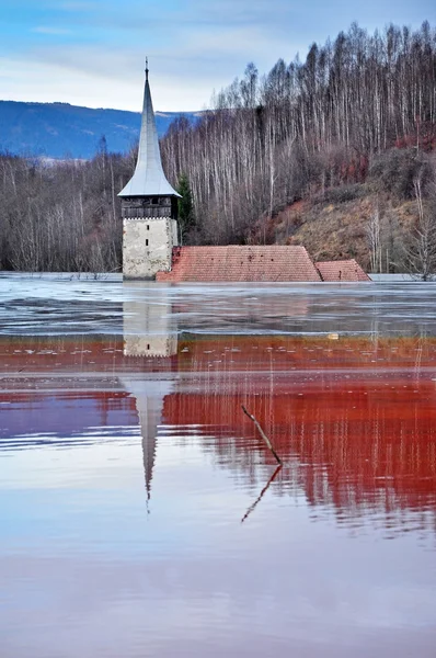 Покинута церква посеред озера, повна залишків видобутку — стокове фото