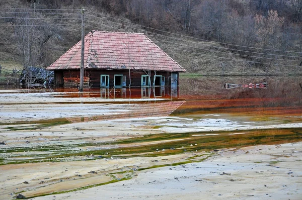 Un desastre ecológico. Un pueblo abandonado inundado de agua contaminada —  Fotos de Stock