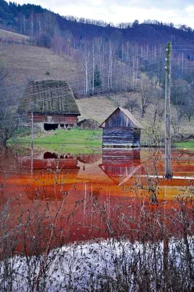 Uma casa abandonada inundada por água poluída — Fotografia de Stock