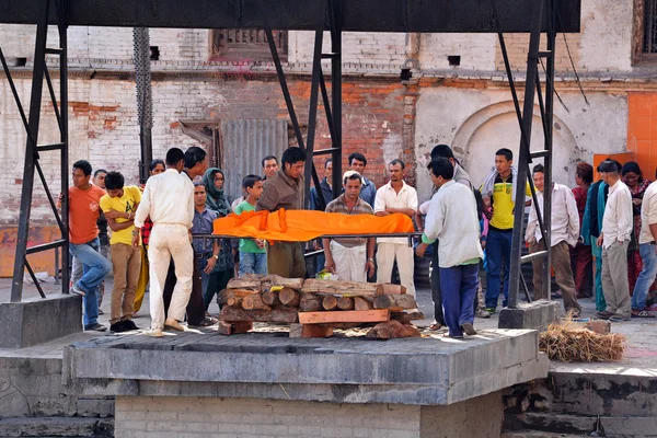 Cremazione umana lungo il sacro fiume Bagmati a Pashupatinath, N — Foto Stock