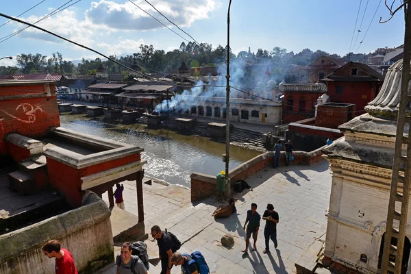 人間の火葬 ghtas 聖なるバグマティ県川に沿って。pashupatinat — ストック写真