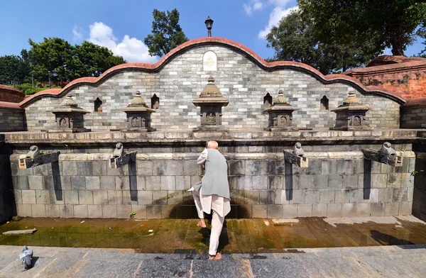 Pashupatinath nyilvános waterspouts. Nepál — Stock Fotó