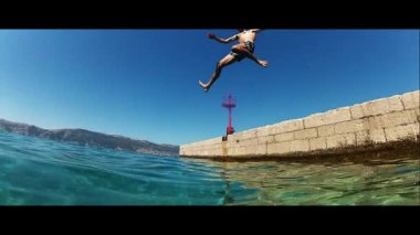 su - yavaş hareket dalan adam