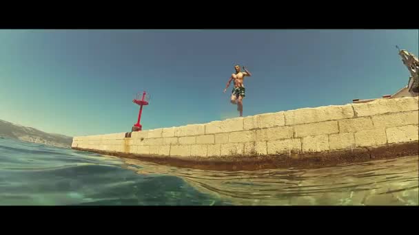 Человек погружается в воду - замедленная съемка — стоковое видео