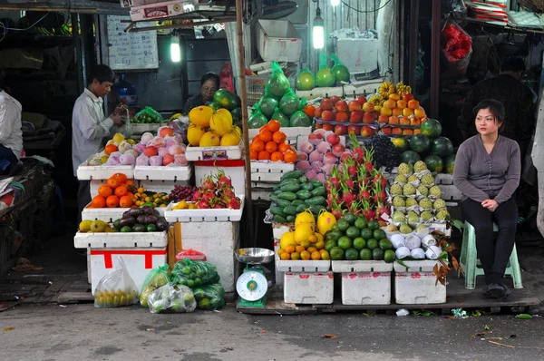 Prodejce ovoce v Hanoji, vietnam — Stock fotografie