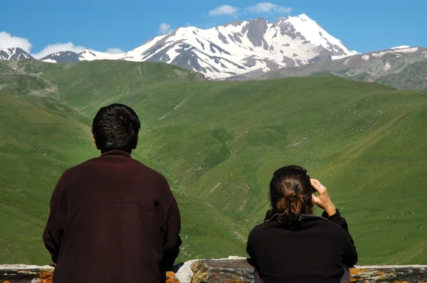 Monte Kazbek na primavera — Fotografia de Stock