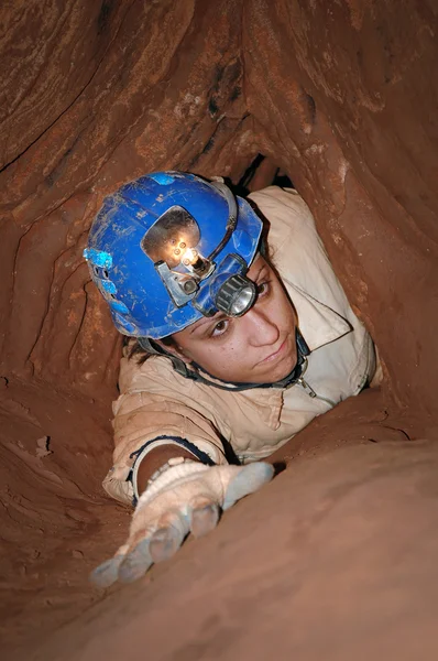 Pasaje estrecho de la cueva con una excavadora —  Fotos de Stock
