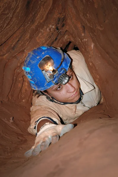 Wąskie przejście jaskini z caver — Zdjęcie stockowe