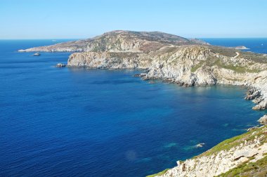corsica içinde bir güzel vahşi ve kayalık sahil şeridi