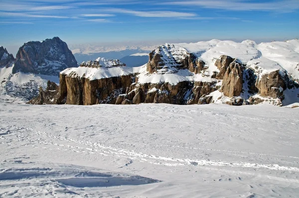 Montañas nevadas de invierno, estación de esquí en Dolomitas —  Fotos de Stock