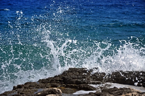Güçlü dalgalar kayalık bir sahilde eziliyor. — Stok fotoğraf