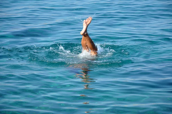 Homem mergulhando na água do mar — Fotografia de Stock