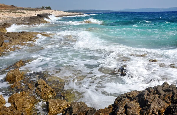 汹涌澎湃的巨浪压碎了一个岩石的海滩 — 图库照片