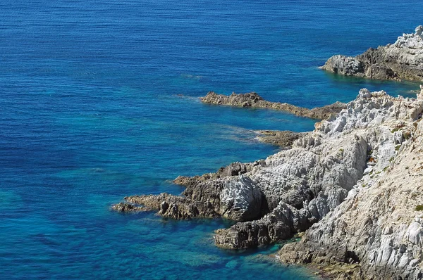 Una bellissima costa selvaggia e rocciosa della Corsica — Foto Stock