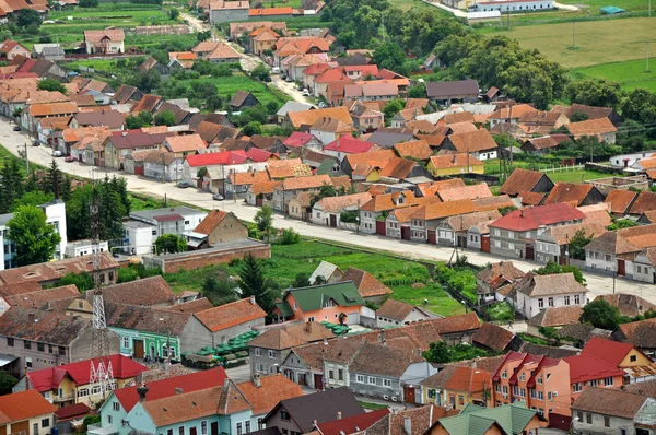 Village traditionnel de Transylvanie. Une vue du château de Rasnov — Photo