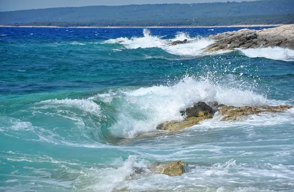 Ondes puissantes écrasant sur une côte rocheuse — Photo