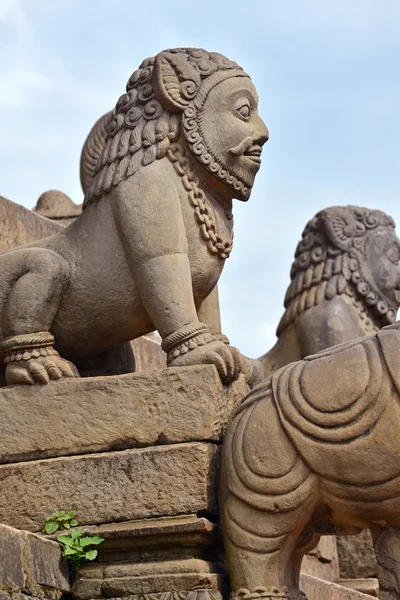 Kamienne posągi buddyjskie w bhaktapur, nepal — Zdjęcie stockowe