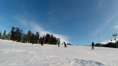 güzel, güneşli bir günde snowboard kimliği belirsiz bir adam