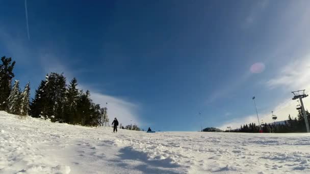 Skifahrer auf der Piste — Stockvideo