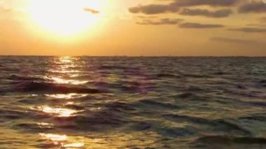Deniz, gün batımı hareketli bir tekne görünümünden
