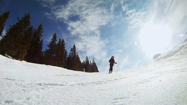 Zwolnionym tempie jazdy na nartach w dół stoku narciarz — Wideo stockowe