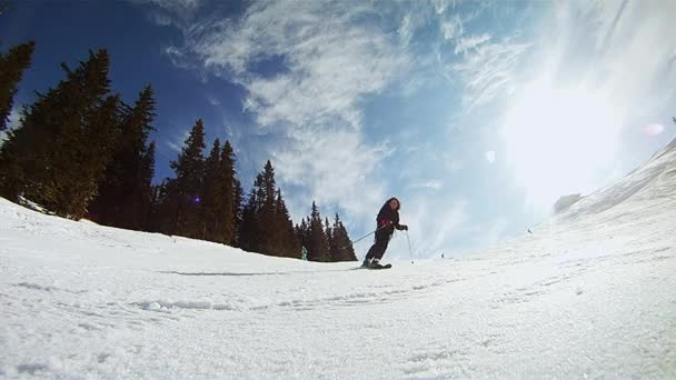 Mouvement lent d'un skieur descendant la pente 