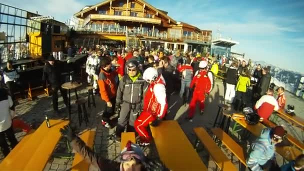 Skiers enjoying a party in Austria — Stock Video