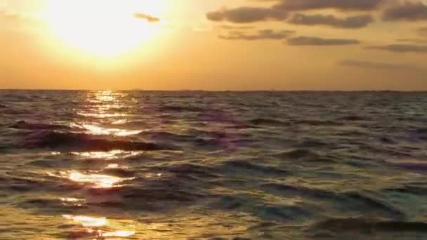 Puesta de sol en el mar, vista desde un barco en movimiento — Vídeo de stock