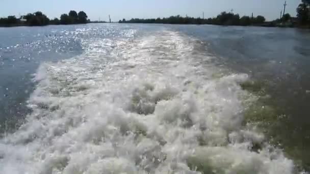 Lave a esteira de um barco no mar — Vídeo de Stock