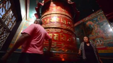 Budist dua boudhanath dini bir tören sırasında büyük bir dua tekerlek dönüyor