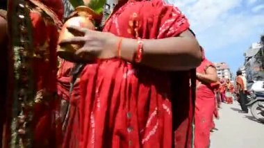 hindu insanlar Katmandu sokakların dasain festivalin ilk günü kutluyor