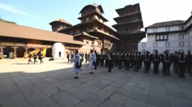 Kraliyet Sarayı'nın iç avlusunda yürüyen Nepal Kraliyet muhafızları. Katmandu, nepal