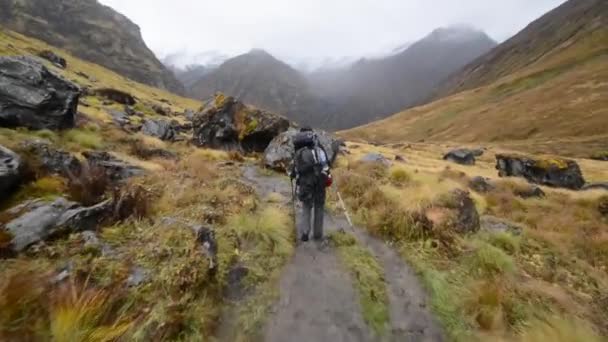 Aflopende van de annapurna base camp. Himalaya, nepal — Stockvideo