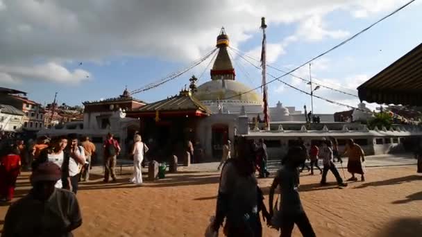 Orações budistas participando de uma cerimônia religiosa em Boudhanath, Nepal — Vídeo de Stock