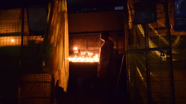 Oraciones budistas encendiendo velas cerca de la estupa más grande del mundo en Boudhanath — Vídeo de stock