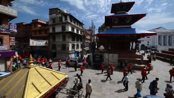 Pessoas hindus comemorando o primeiro dia do festival Dasain nas ruas de Kathmandu — Vídeo de Stock