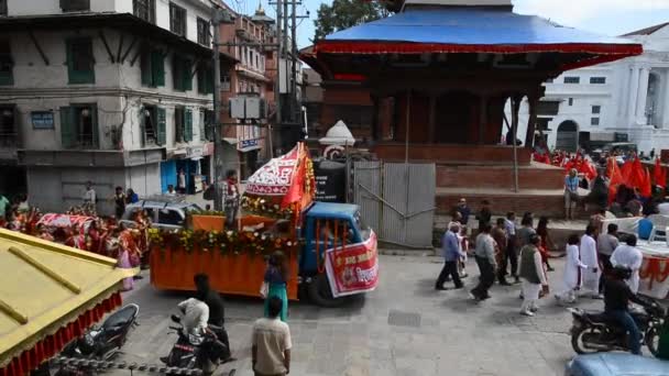 Hindu people celebrating the first day of the Dasain festival on the streets of Kathmandu — Stock Video