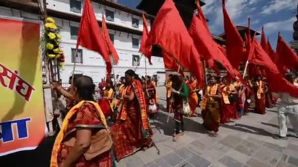 カトマンズの路上でダサイン祭の最初の日を祝うヒンズー教の人々 — ストック動画