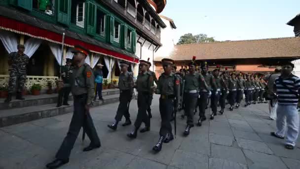 Непальская королевская гвардия марширует во внутреннем дворе Королевского дворца. Катманду, Непал — стоковое видео