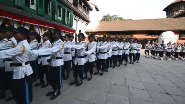 Непальская королевская гвардия марширует во внутреннем дворе Королевского дворца. Катманду, Непал — стоковое видео