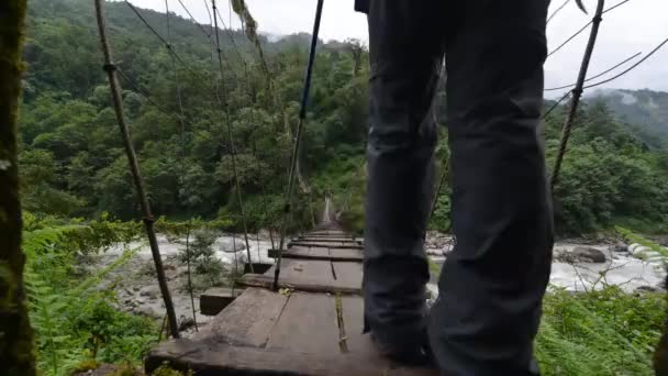 El lapso de tiempo de una mujer pasando por un puente colgante — Vídeos de Stock